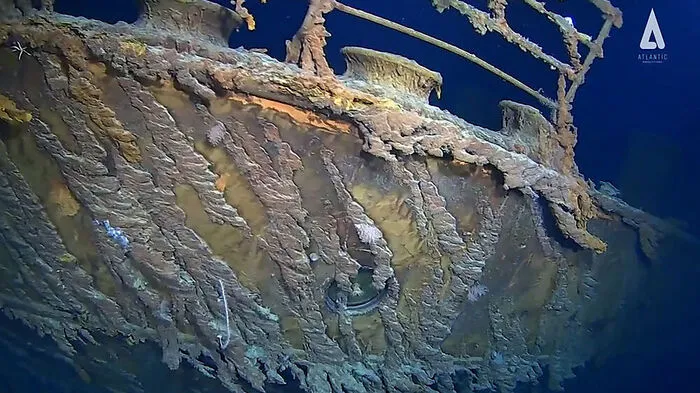 Die Natur nagt am Wrack der Titanic: Zum ersten Mal seit vielen Jahren gibt es neue Aufnahmen von dem auf den Meeresgrund gesunkenen Luxusdampfer. Teile des Wracks dürften demnach bald in sich zusammenbrechen. Mit fünf Tauchgängen gelang es einer Expeditionscrew, in 3800 Metern Tiefe Videos von dem Wrack zu machen, wie die Produktionsfirma Atlantic in London mitteilte.