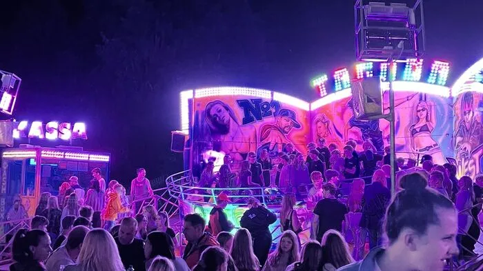 Für den Start ins Wochenende fand dieses Jahr die erste Hektarparty statt, für die man 15€ Eintritt zahlen musste. Zum hören gab es die Draufgänger, Steirerzeit und Markus Krois.