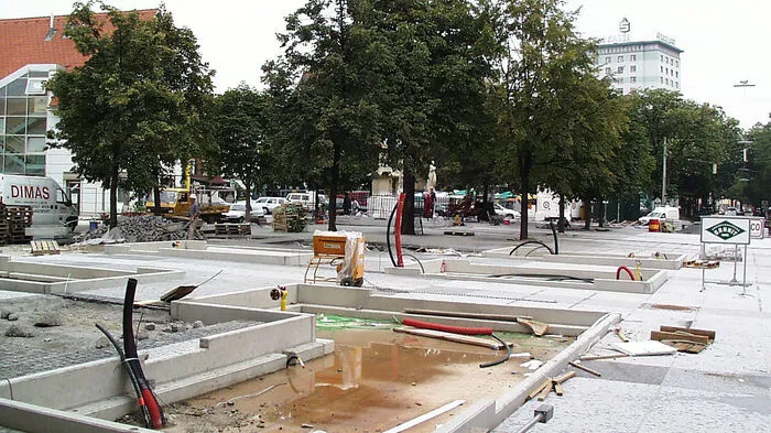 Noch in den1990ern ist der Lendplatz ein Scherbenviertel mit Murvorstadthäuserzeile. Das Hotel Weißes Rössl ist ein ver-nageltes Sandlerquartier. Nach und nach werden alte Häuser abgerissen. Die Kultur ist schon da – auch das Theater im Bahnhof hat hier seine Heimat. Architekt Norbert Müller schafft beim Lendplatz-Umbau mehr Platz für Menschen, nimmt den Autoverkehr zurück und lässt die Straße auf, die das Bauernmarktareal durchschnitten hatte. 2003 wird das Mercure-Hotel gebaut, es geht langsam aufwärts.