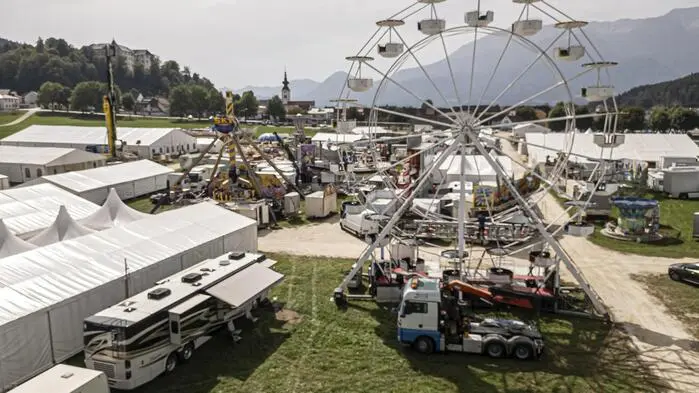 Zu sehen ist das Wiesenmarkt-Gelände in Bleiburg dort stehen bereits zahlreiche Zelte und Fahrgeräte