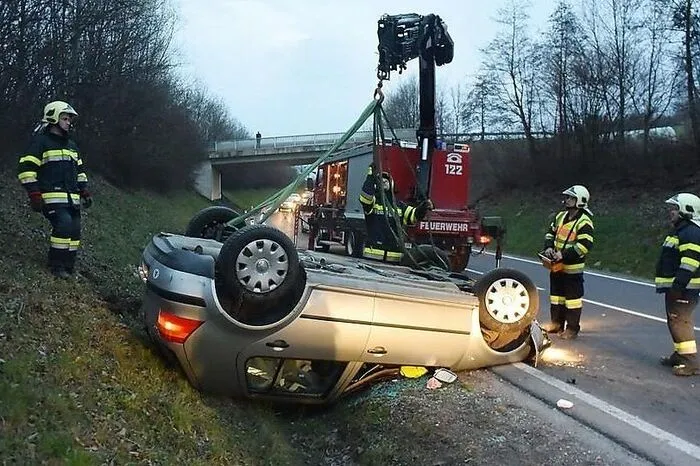 Platz 9: Am 9. April war eine Pkw-Lenkerin auf der Umfahrung Unterfladnitz der B64 unterwegs, als sie ins Schleudern kam. Die Frau wurde verletzt, der auf dem Dach liegende Pkw wurde von der Feuerwehr geborgen. Mehr dazu.