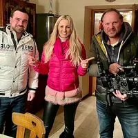 TV-Journalist Manuel Sackl (links), Schlagerstar Melissa Naschenweng und Kameramann Patrick Fohnen