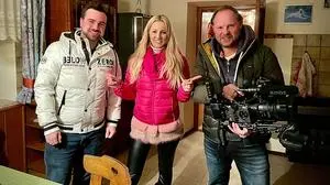 TV-Journalist Manuel Sackl (links), Schlagerstar Melissa Naschenweng und Kameramann Patrick Fohnen