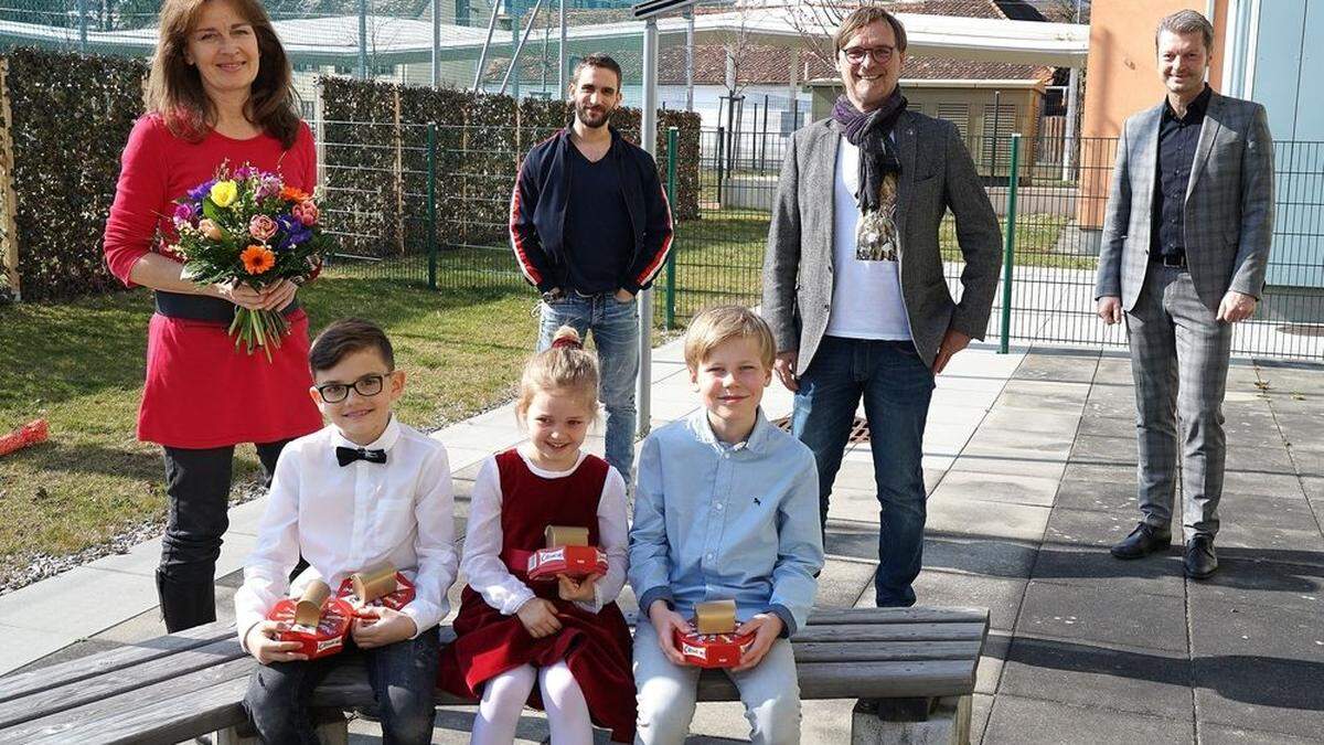 Die drei ausgezeichneten Musikschüler aus Weiz: Ben-Niklas Ascher, Lia Ascher und Moritz Michelitsch. Dahinter die Musiklehrer Andrea Waldeck und Christian Pollhammer sowie Bürgermeister Erwin Eggenreich und Musikschuldirektor Josef Bratl