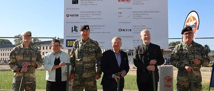 Brigadier Horst Hofer, Vizebürgermeisterin Sonja Skalnik, Oberstleutnant Manfred Scheucher (stellvertretender Kasernenkommandant), Bürgermeister Josef Ober, Dietmar Hübsch (Verteidigungsministerium) und Brigadier Heinz Zöllner