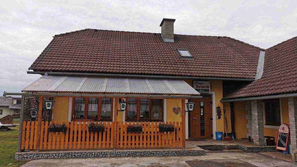 Derzeit befindet sich noch das Café Bernarda im ehemaligen Gasthaus Tschapelnig in Loibach 
