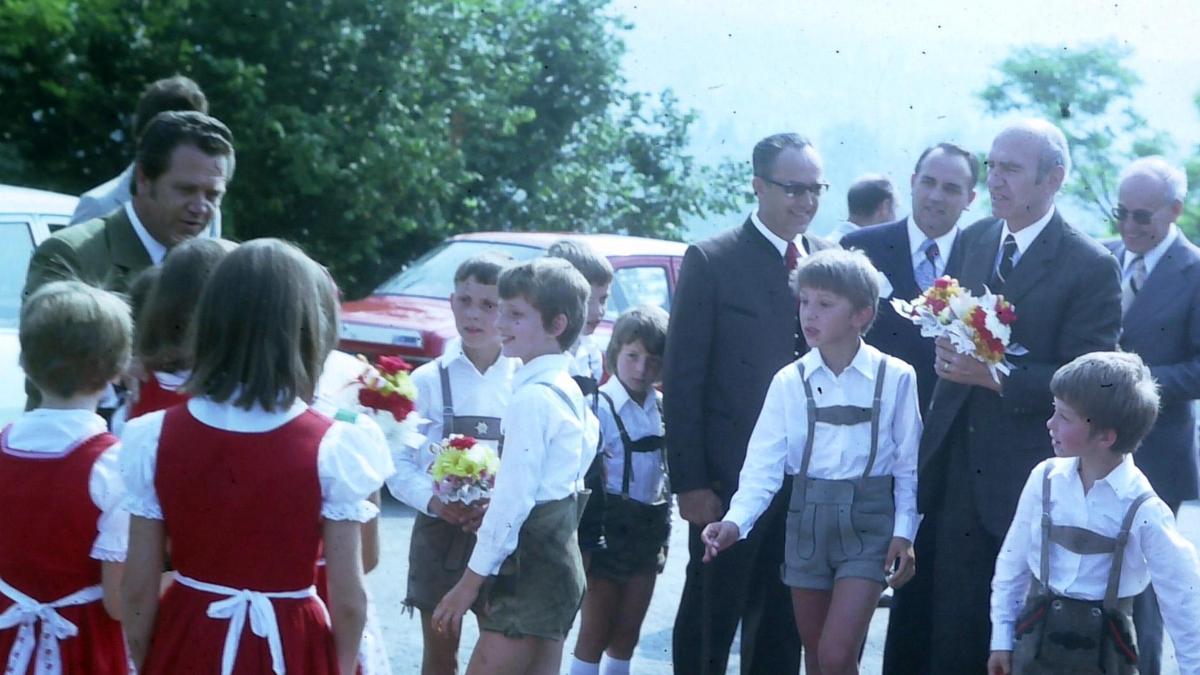 Hannes Kastrun (Zweiter von rechts) mit Rudolf Kirchschläger (Zweiter von rechts hinten); links außen Volksschuldirektor Simon Strugger