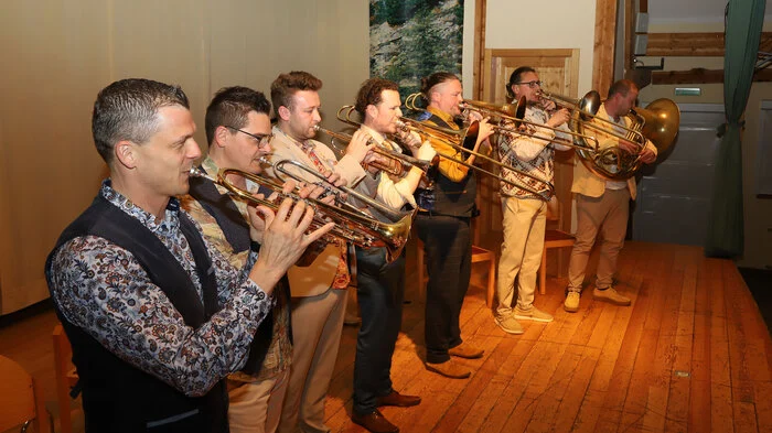 „Da Blechhauf’n“ am Foto von links: Peter Fliecher (Trompete, Flügelhorn), Christoph Haider-Kroiss (Trompete, Flügelhorn), Dominic Pessl (Trompete, Flügelhorn), Philipp Fellner (Posaune, Basstrompete), Bernhard Holl (Posaune, Steirische Harmonika), Markus Wonisch (Posaune) und Bandleader Albert Wieder (Helikon, Ukulele & Tuba).
