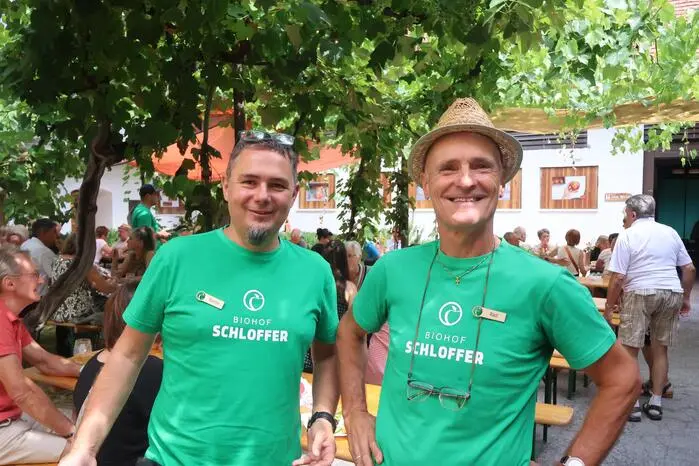 „Das ist das Besondere an diesem Fest“, erzählte Biobauer Karl Schloffer (rechts im Bild), der die Führungen abhielt. „Bio muss man spüren und erleben. Die Leute sollen mitbekommen, wie wir arbeiten und wie alles abläuft.“