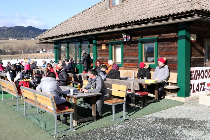 Hunderte Kufenflitzer hatten sich am Sonntag bei strahlendem Sonnenschein Richtung Eislaufplatz „Radlerstop“ nahe der Jacques-Lemans-Arena aufgemacht, um ein paar Runden zu ziehen oder dem Eishockeypuck hinterher zu jagen.