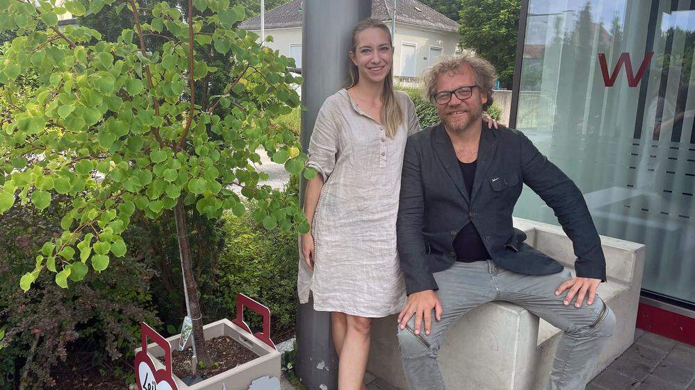 Helena Schmidt und Jimi Lend, die Organisatoren und Gründer des Schilcher Slam freuen sich über zahlreiche Besucher 