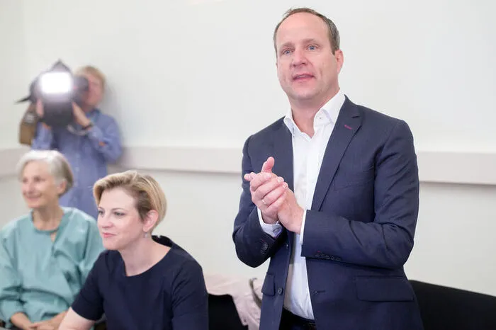 Neos-Gründer Matthias Strolz gab im Mai 2018 seinen Rücktritt auf Raten bekannt: Zunächst übergab er den Parteivorsitz an Beate Meinl-Reisinger, dann den Klubvorsitz - und schließlich sein Mandat im Nationalrat.