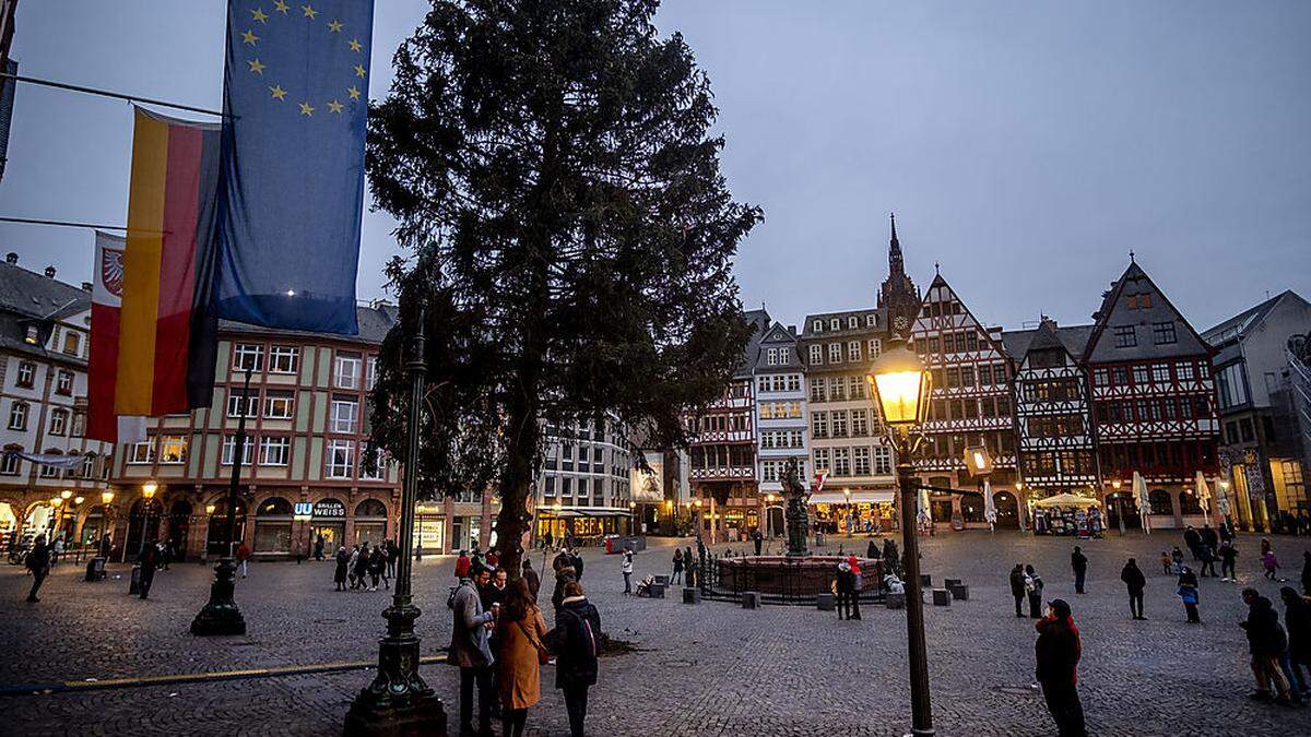 Der Römerberg in Frankfurt zu Coronazeiten - normalerweise steht dort der Weihnachtsmarkt