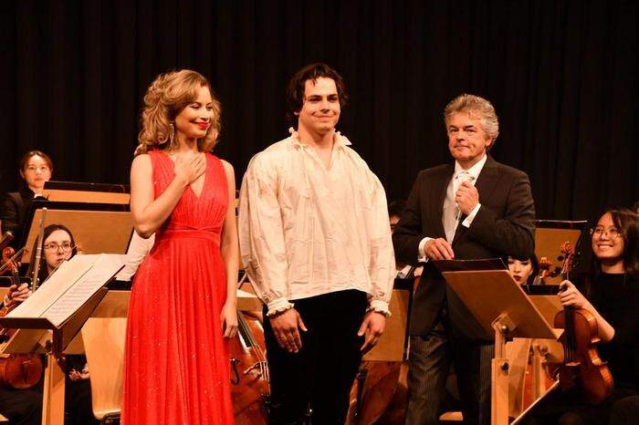 Diana Alexe als Sopran, Nikolaus Lessky als Schauspieler und Michael Lessky als Dirigent – sie gehören zur Jungen Philharmonie aus Wien