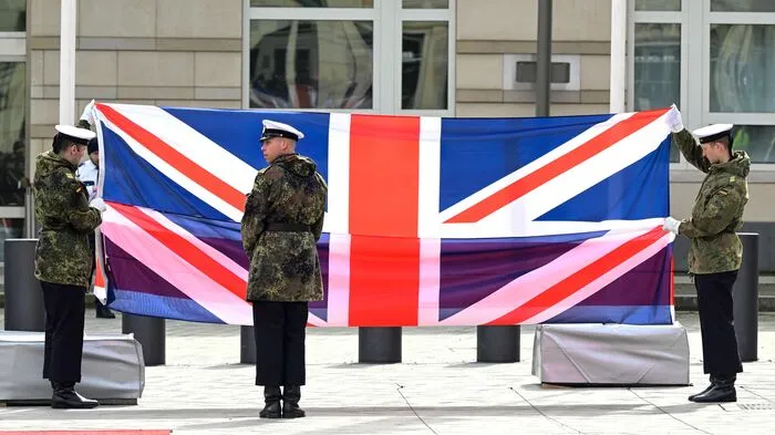 Nein, dem Zufall überlassen wurde hier nichts: Seine erste Visite als britischer König führte Charles III. nach Deutschland. Berlin putzte sich vorab für den Besuch heraus.