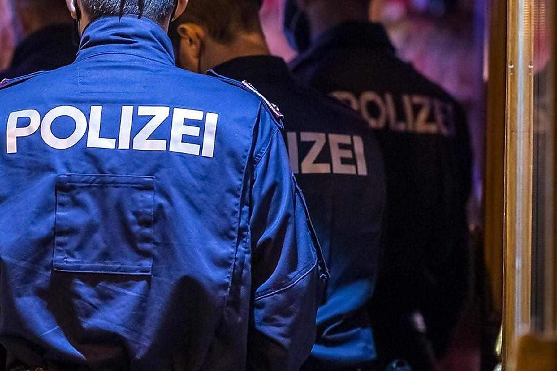 Großeinsatz nahe Graz: Autobombe explodiert? Polizei ermittelt nach mysteriösem Fahrzeugbrand
