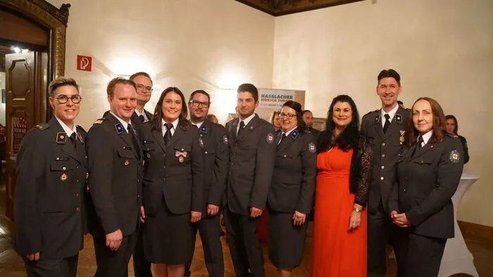 Im Schloss Porcia traf "Henry Dunant auf Gräfin Salamanca". Das Komitee des Roten Kreuzes Spittal organisierte eine rauschende Ballnacht. Elisabeth Hasslacher, Dylan Morley, Florian Genser, Stephanie Angerer, Markus Pichler, Johannes Steinlechner, Birgit Teubl, Iris Köstenbauer, Martin Klar und Evelyn Pichler.