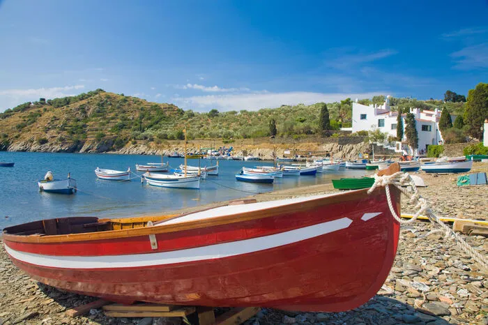 Im Museumshaus Salvador Dalí in Portlligat (Cadaqués) findet man sein Wohnhaus-Atelier mit dem Mobiliar und den persönlichen Gegenständen des Künstlers. Es kann nur mit einer Führung besucht werden. Achtung, Anmeldung unbedingt erforderlich!