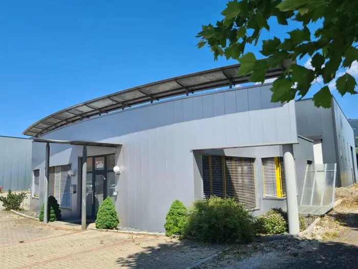 In diesem Gebäude neben der „Fläsh Boulder-Halle“ entsteht die neue Ordination von Frank Bolvari