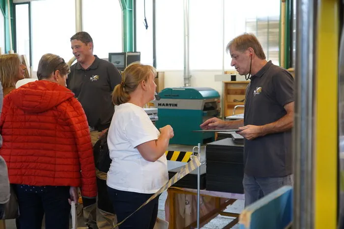 Horst Mairginter erklärt den interessierten Besuchern die Produktionsabläufe...