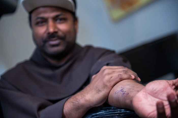 "Jesus" ist der erste Teil auf Manuel Sandeshs Arm. In Stuttgart soll "Menschlichkeit ist die größte Religion" folgen. 