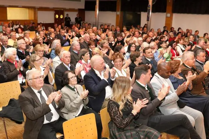 Nicht mit Applaus sparten neben Vertretern der örtlichen Vereine unter anderem Bürgermeister Walter Zemrosser, Provisor John Opara, Gauobmann-Stellvertreter Gabriel Kogler, Unternehmer Max Wandelnig, Tischlermeister Wilfried Ernst, Ehrenobmann Dietmar Schwarz sowie der Althofener Immobilien-Experte Raimund Neuwirther.
