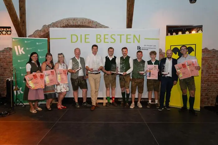 Die Landessieger (mit Trophäen in der Hand) v.l.: Lukas Radl, Friedrich Frühwirth, Stefan und Reinhard Wurzinger, Stefan Müller vom Weingut Klöch und Robert Platzer. Mit am Bild die Finalisten aus der Südoststeiermark