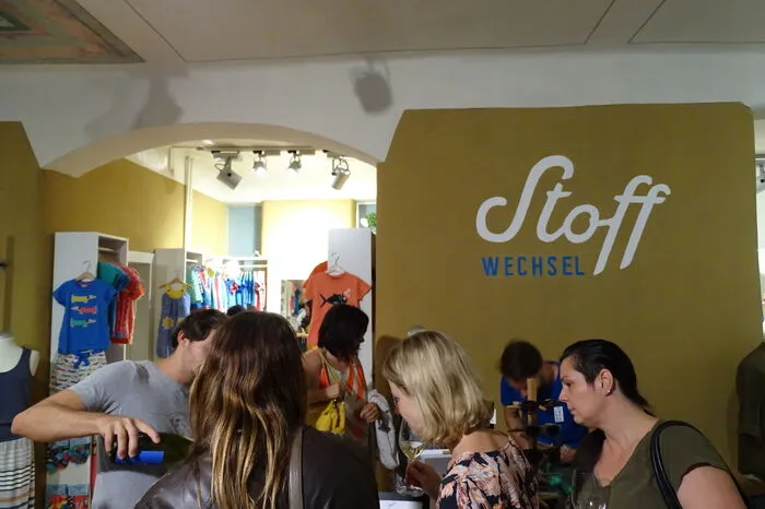 Gefeiert wurde nach der feierlichen Eröffnung im "Stoffwechsel" bei Häppchen und regionalem Wein. Inhaber Stefan Preininger will nun in Zukunft junge Kunst und faire Mode miteinander vereinen.