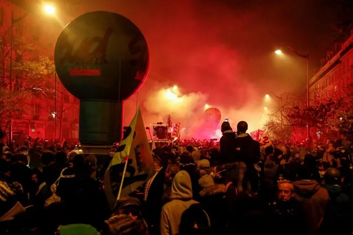 Zugleich legte ein Generalstreik das öffentliche Leben weitgehend lahm.