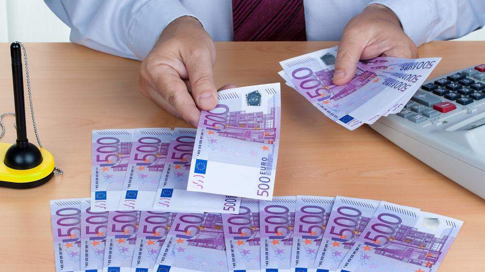Mehr als 200.000 Euro behob der 18-Jährige illegal bei seinen Bankkunden