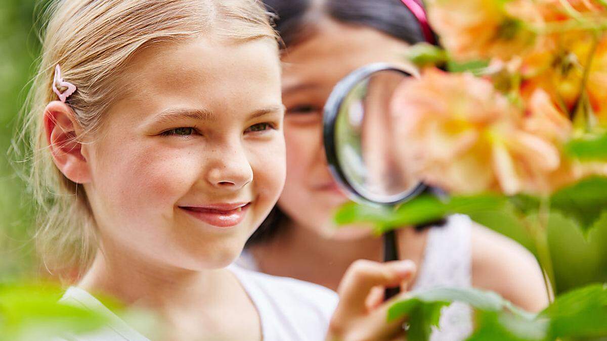 Kinder schlüpfen im Camp in die Rolle von Naturforschern