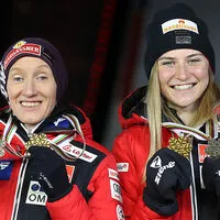 Daniela Iraschko-Stolz (links) und Sara Marita Kramer bei der WM 2021 in Oberstdorf