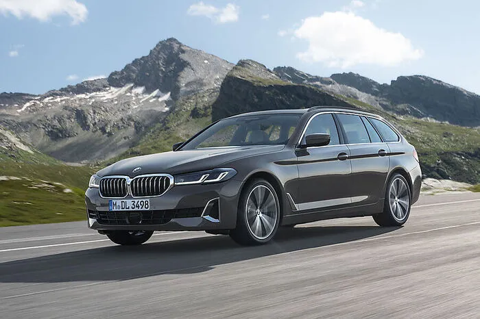 Alle Varianten mit Vier- und Sechszylinder-Motor bekommen jetzt eine Mild-Hybrid-Technologie mit einem 48-Volt-Startergenerator verpasst, der für einen elektrischen Boost von 11 PS sorgt.