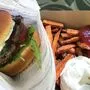 Neben Burgervarianten werden auch peruanische und mexikanische Speisen serviert