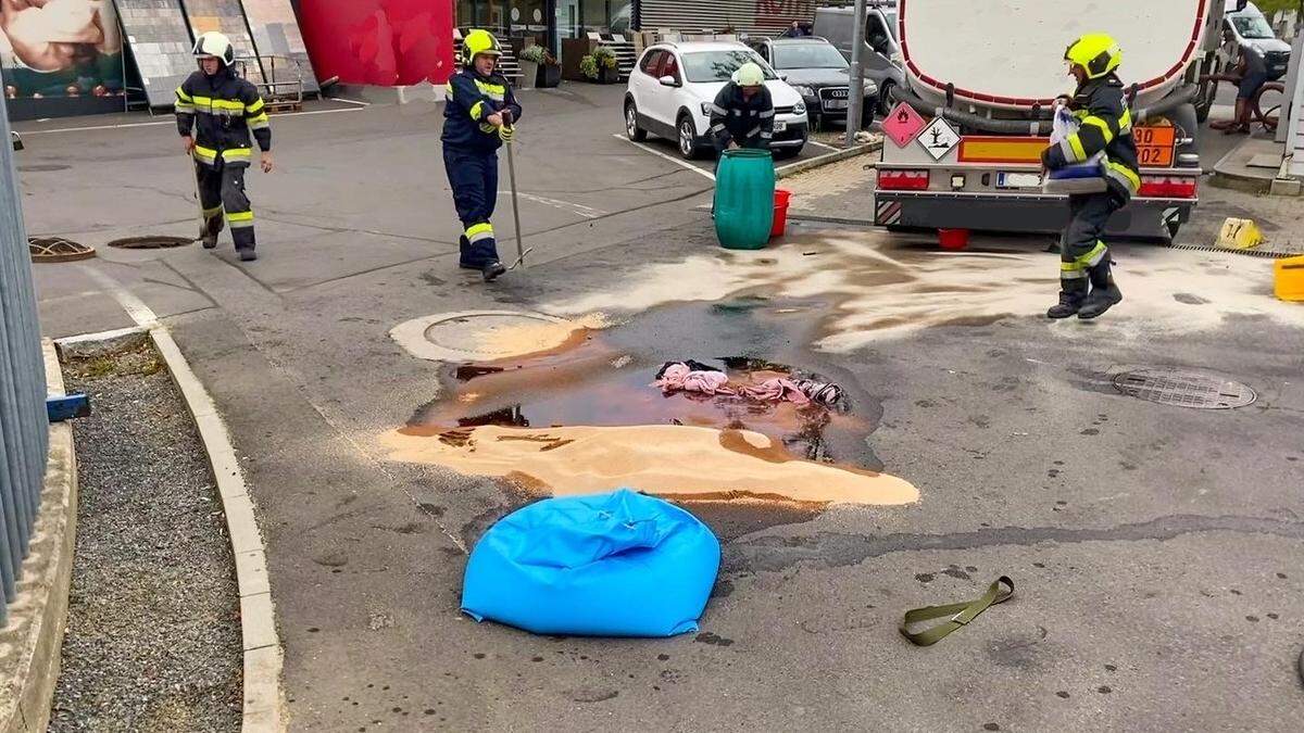 Beim Beladen trat das Öl wegen eines technischen Gebrechens aus