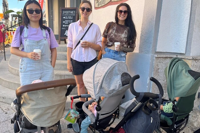 Für Ann-Marie Stark, Melanie Spielhofer und Jinggjing-Lyu geht es am Vormittag mit ihren Kindern Richtung Stadtpark Gleisdorf. Dort suchen sich die drei Mamas ein schattiges Plätzchen. „Gegen 10 Uhr werden wir uns aber wieder auf den Weg nach Hause machen, dann wird es für die Kids einfach zu heiß“, erzählt Stark. Den Tag verbringt man dann in der kühlen Wohnung. Erst am Abend wagt man sich wieder nach draußen.