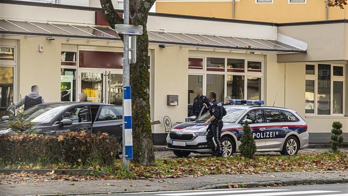 Montagfrüh wurde das Geschäft von Polizeibeamten durchsucht