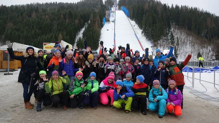 Die Schüler der NMS Bad Mitterndorf kamen, um ihre Skispringer anzufeuern. Vorher gab es für die Schüler noch eine Schanzenführung. Am Abend singt die Schule auch bei der Veranstaltung des Kulms im Zelt: "Es ist schön, wenn alle involviert sind", sagt Lehrerin Angelika Leitinger.