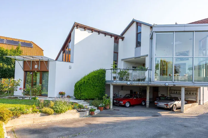 Vom Garten zeigt sich das Haus als Architektur von kristallartiger Gestalt.