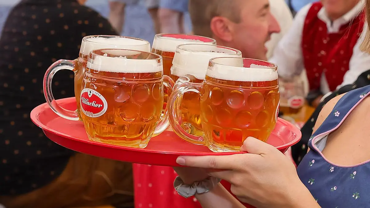 Das große Bier kostet am Rathausplatz 7 Euro