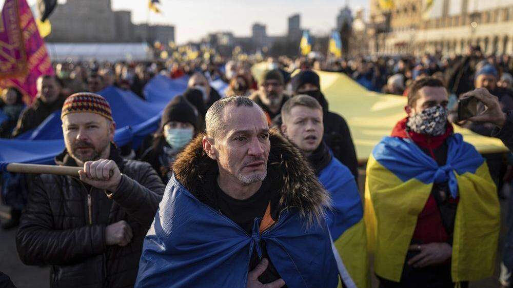 Die Ukraine muss unversehrt bleiben - dafür demonstrieren auch diese Ukrainer 