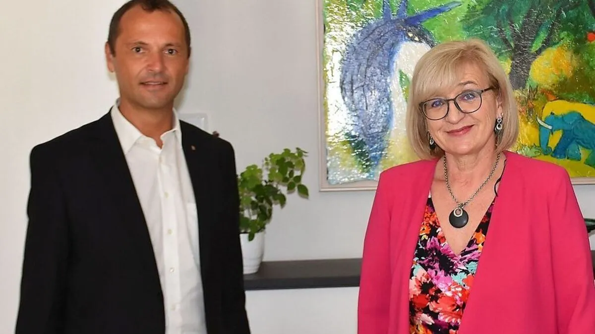 Kulturlandesrätin Beate Palfrader mit Landesmusikdirektor Helmut Schmid