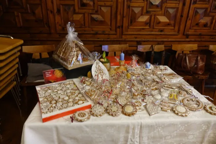 Ein Tisch mit ihren Werken war bei der Lebkuchenwerkstatt im Eisenerzer Postmuseum ein Ansporn für die 25 Teilnehmerinnen und Teilnehmer.