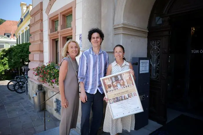 Die ehemalige Kulturreferentin von Hartberg, Rita Schreiner, zusammen mit ihrer Nachfolgerin Karin Heschl-Polzhofer und dem Musiker Sascha El Mouissi