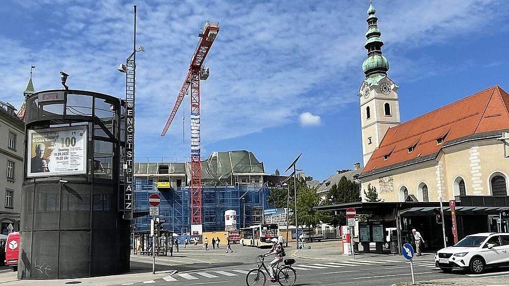 Der Baukran am Heiligengeistplatz war am Samstag Ziel zweier Jugendlicher (Archivbild)