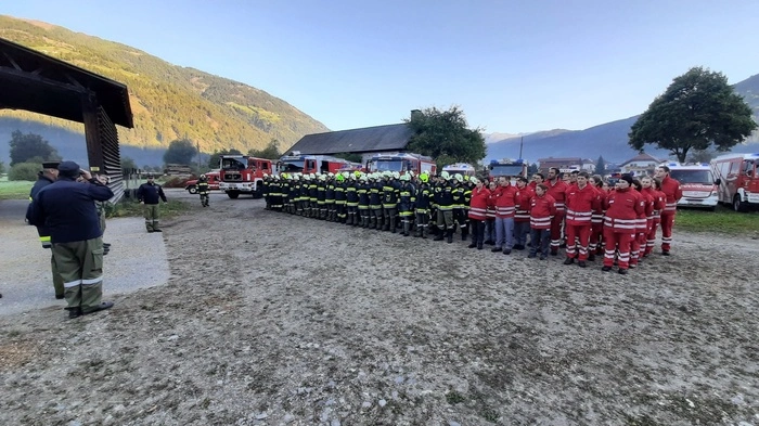 Für die Einsatzbesprechung wurde Aufstellung genommen