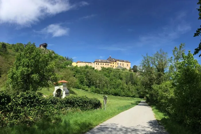 Hartnid Schenk von Rammenstein lebte hier von 1240 bis 1276. Damals floss die Mur direkt unterhalb des Felsens auf dem die Burg Rabenstein (ursprünglich Rammenstein) steht. Der Grazer Unternehmer Werner Hochegger wandelte das Areal zuletzt in ein modernes Konferenzzentrum um. Hochegger verstarb im Vorjahr, jetzt wird die Burg von Jürgen Unterrainer weitergeführt. Es finden Konzerte (Serenaden) und Ausstellungen (Japaneum) statt.