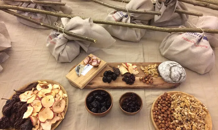 Steinzeitbinkerl mit Brennesselbrot, Speck, Nüssen und Früchten