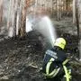 ABD0033_20211028 - REICHENAU/RAX - ÖSTERREICH: ZU APA0189 VOM 28.10.2021 - Im Kampf gegen den seit Wochenbeginn wütenden Waldbrand in Hirschwang in der Marktgemeinde Reichenau a.d. Rax (Bezirk Neunkirchen) sind am Donnerstag, 28. Oktober 2021, 500 Helfer, davon 400 Feuerwehrleute, im Einsatz gewesen. Im Bild: Ein Feuerwehrmann bei der Brandbekämpfung im Wald. - FOTO: APA/EINSATZDOKU