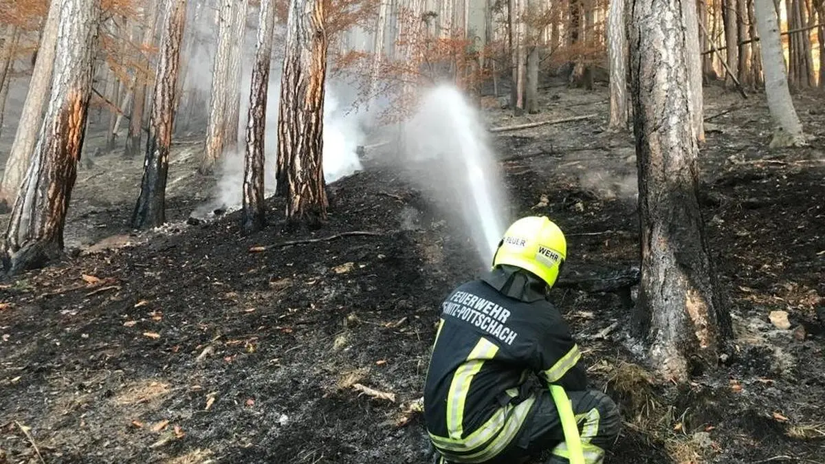 ABD0033_20211028 - REICHENAU/RAX - ÖSTERREICH: ZU APA0189 VOM 28.10.2021 - Im Kampf gegen den seit Wochenbeginn wütenden Waldbrand in Hirschwang in der Marktgemeinde Reichenau a.d. Rax (Bezirk Neunkirchen) sind am Donnerstag, 28. Oktober 2021, 500 Helfer, davon 400 Feuerwehrleute, im Einsatz gewesen. Im Bild: Ein Feuerwehrmann bei der Brandbekämpfung im Wald. - FOTO: APA/EINSATZDOKU